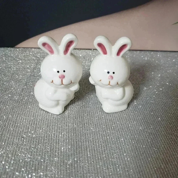 Bunny Salt and Pepper Shakers - Picture 1 of 7